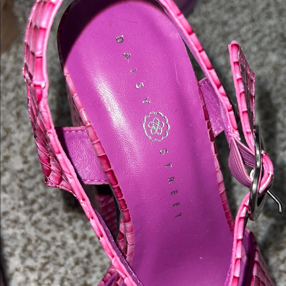 Pink Crocodile Pattern Platform Sandals - Picture 3 of 8